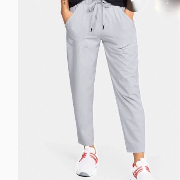 UNDER ARMOUR Cropped Light Grey Relaxed FIt Athletic Pants Light Fabric Size M - Picture 1 of 12
